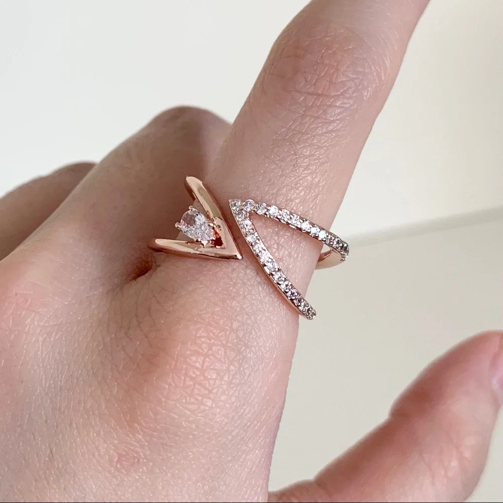 NWOT Rose gold X ring